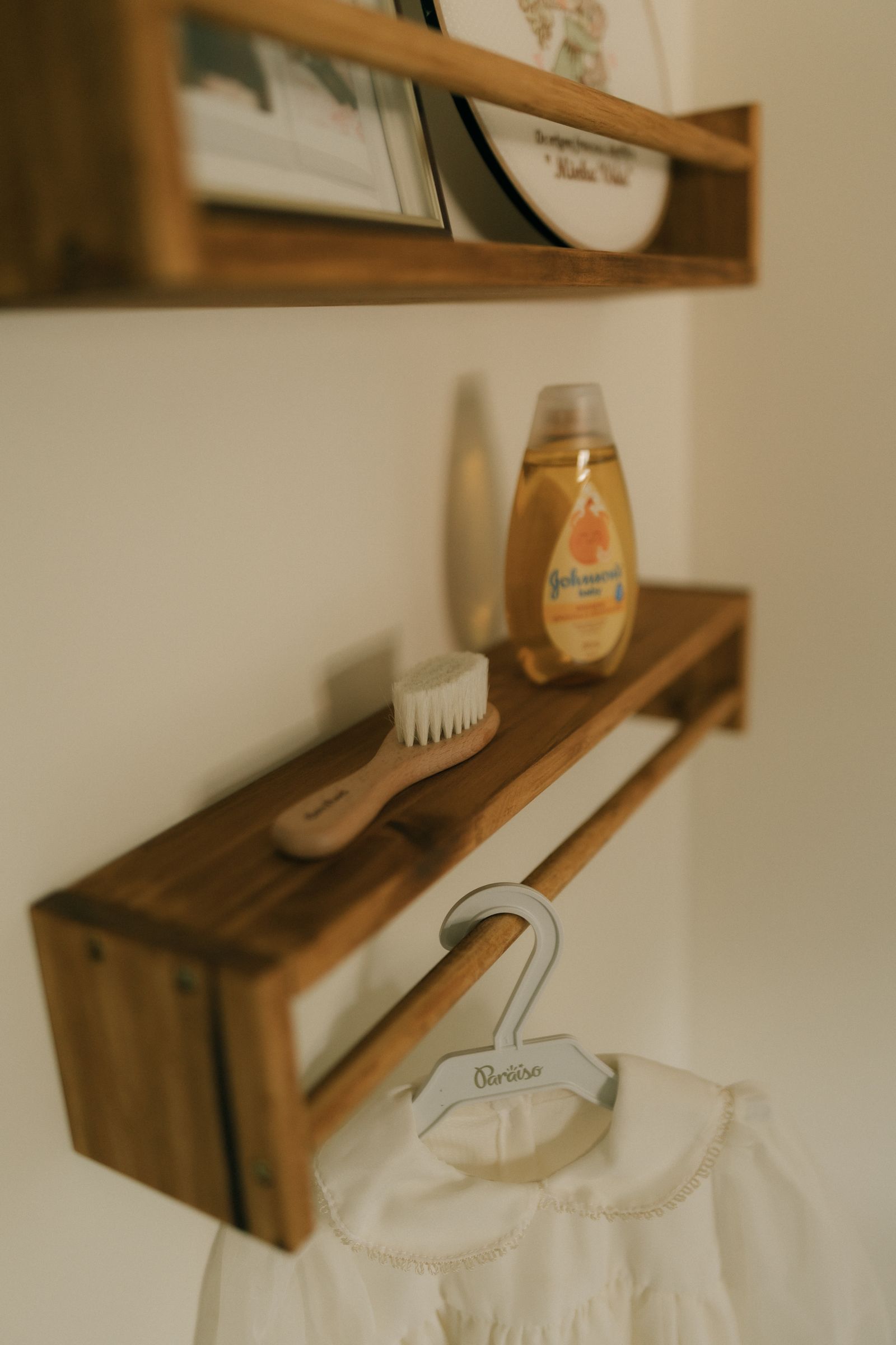 Étagère avec accessoires de bébé