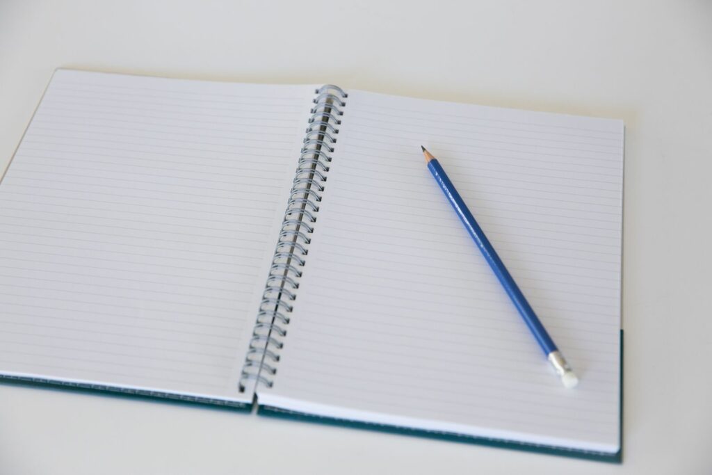 Cahier ouvert avec un stylo