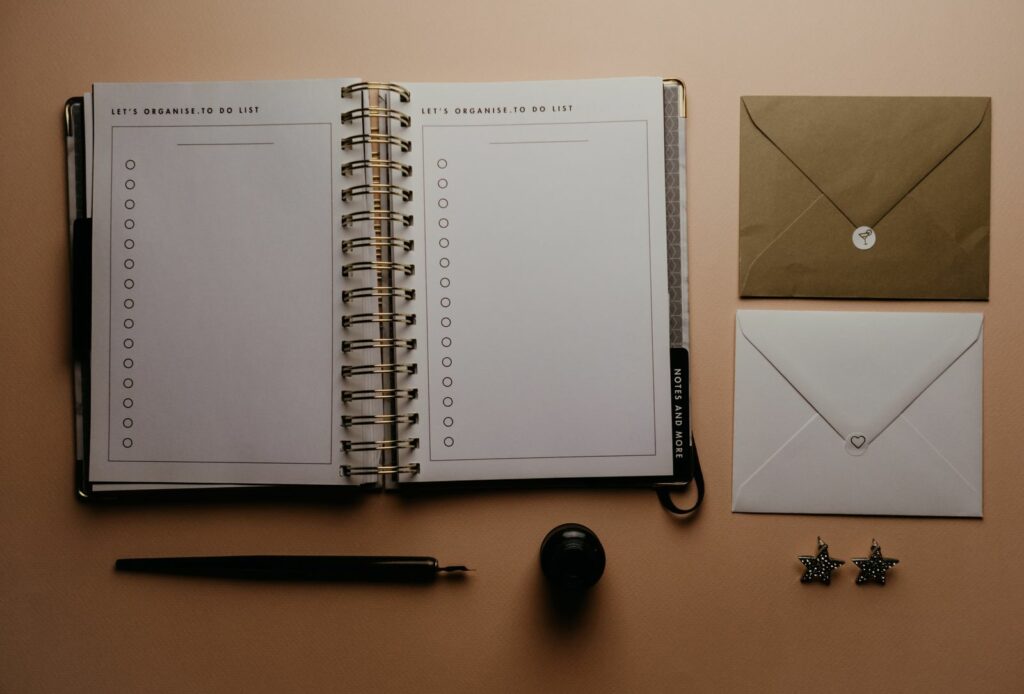 Carnet ouvert et stylo sur un bureau