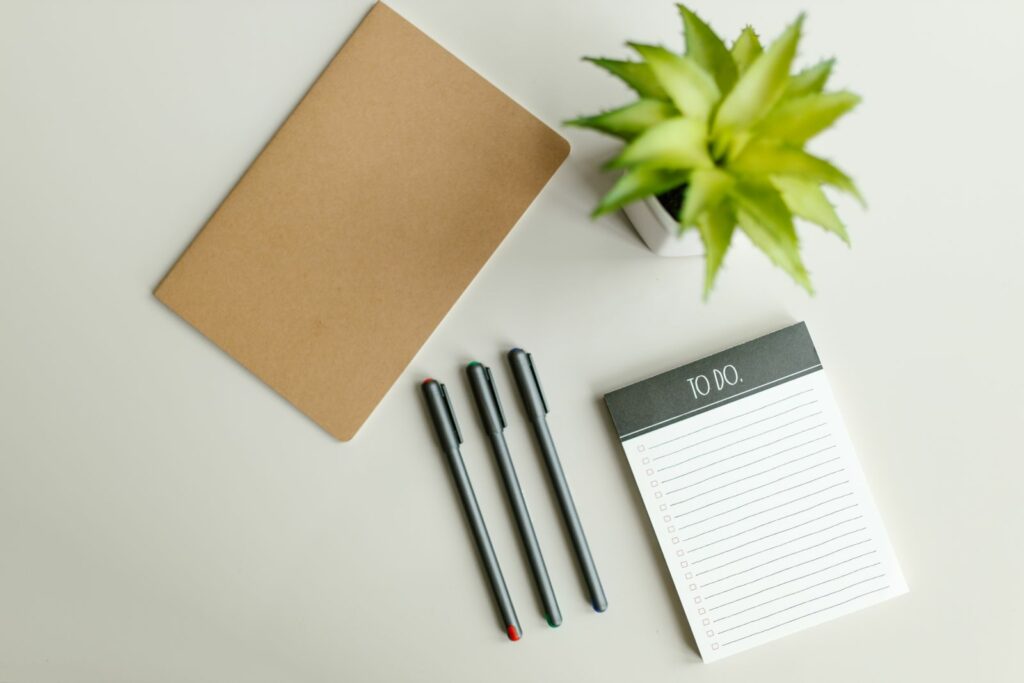 Carnets et stylos pour préparer un budget