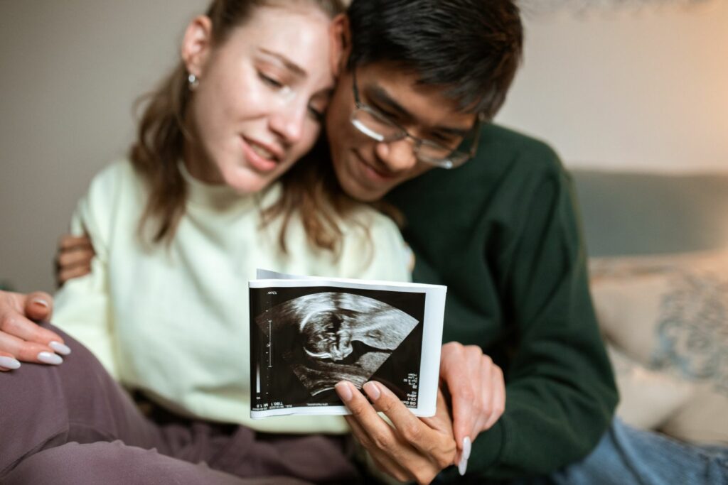 Couple regardant une échographie