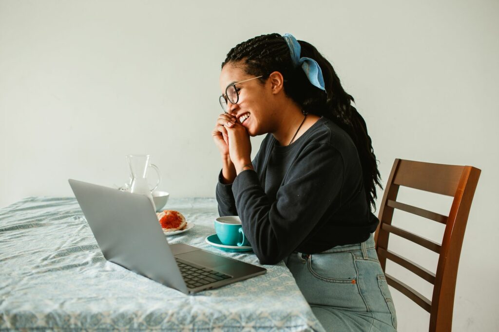 Femme au téléphone devant son ordinateur