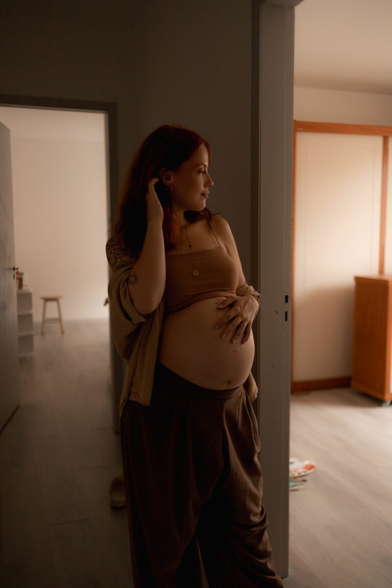 Femme enceinte chez elle