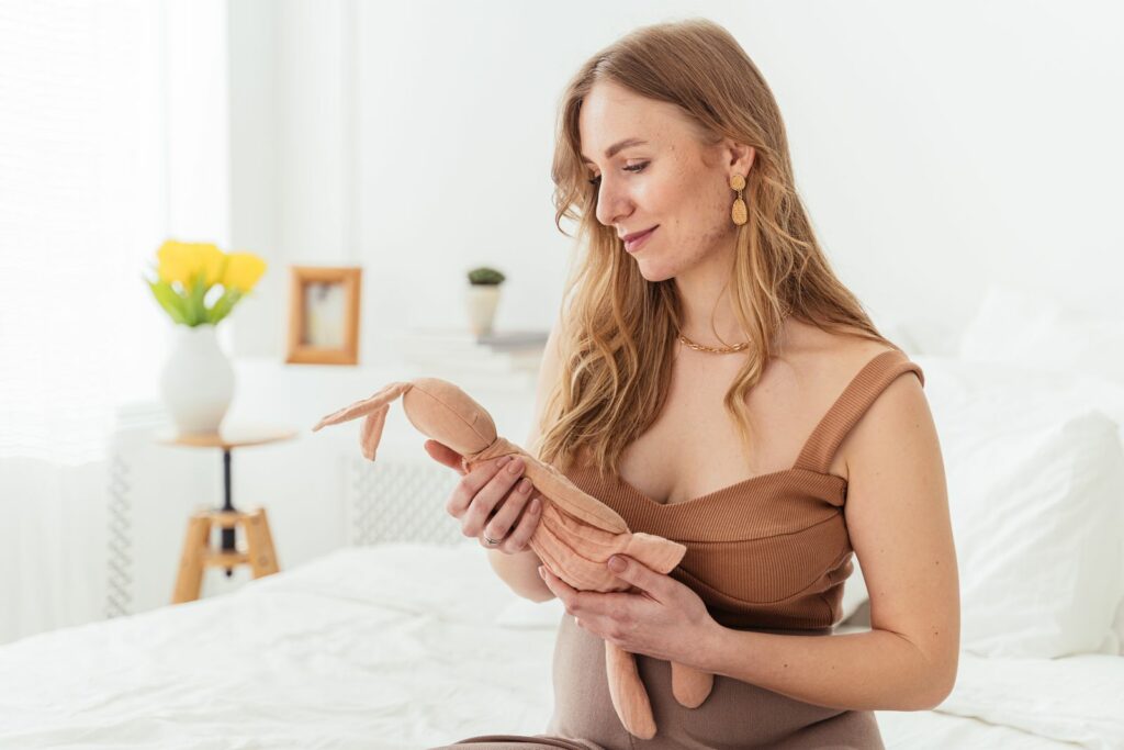 Femme enceinte près d'un lit
