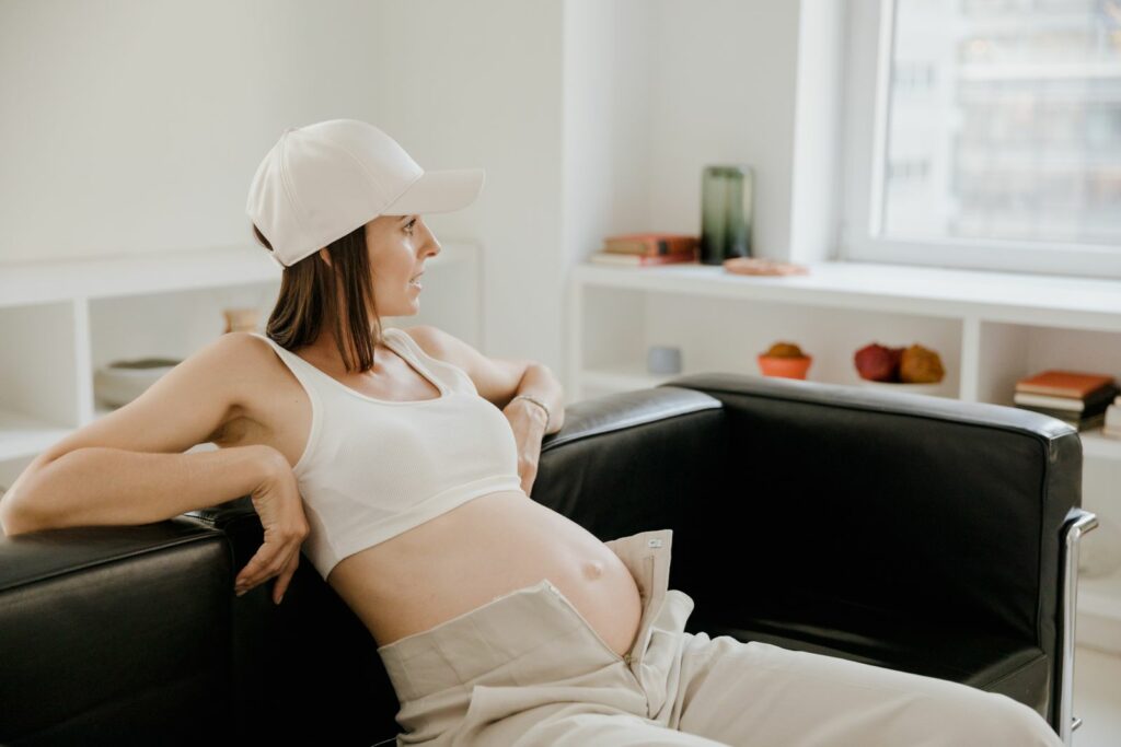 Femme enceinte se reposant sur un canapé