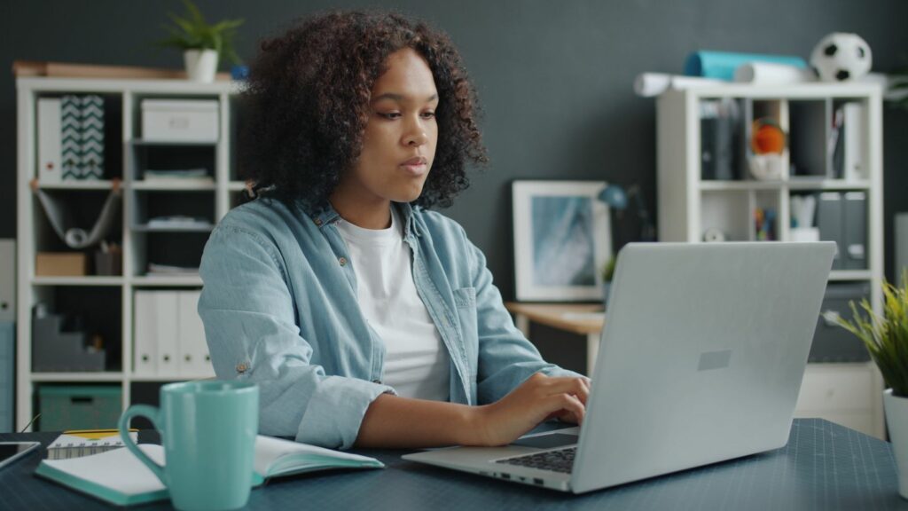 Femme travaillant à distance sur son ordinateur