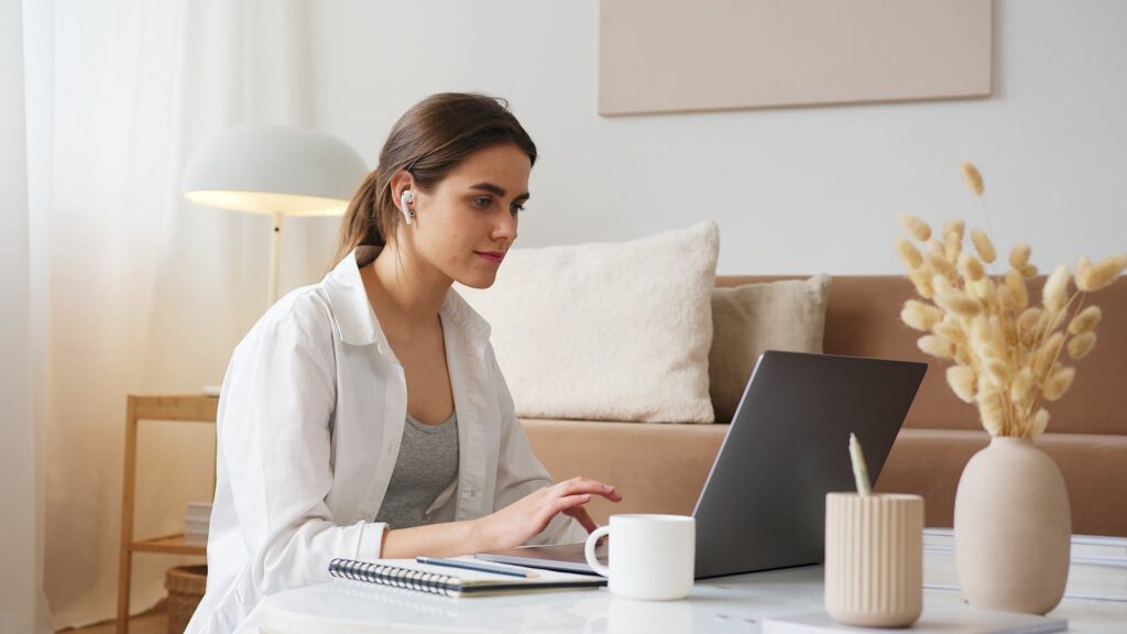 Femme travaillant sur son ordinateur à la maison
