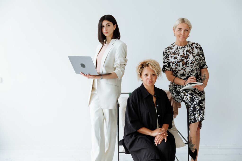Femmes debout en discussion