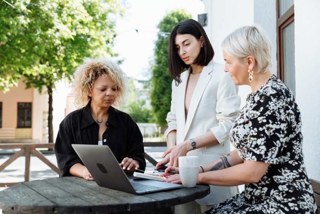Femmes échangeant autour d'une table
