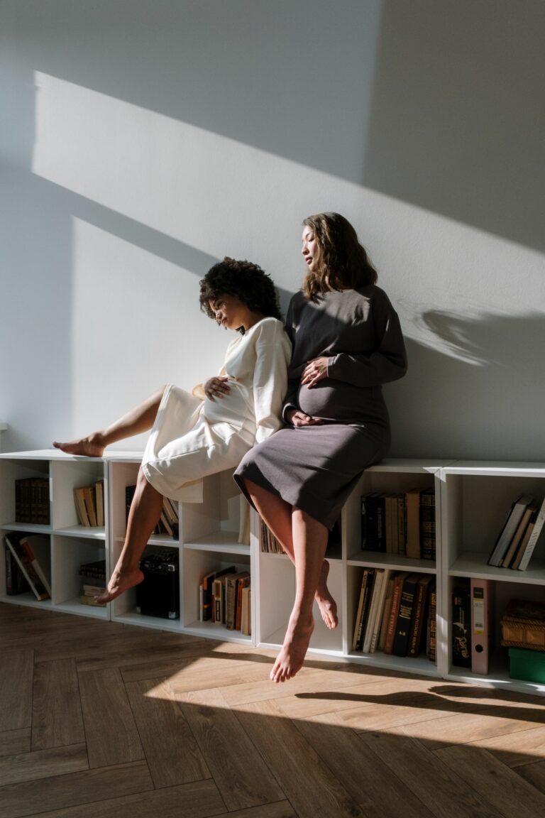 Future maman accompagnée dans la chambre de bébé