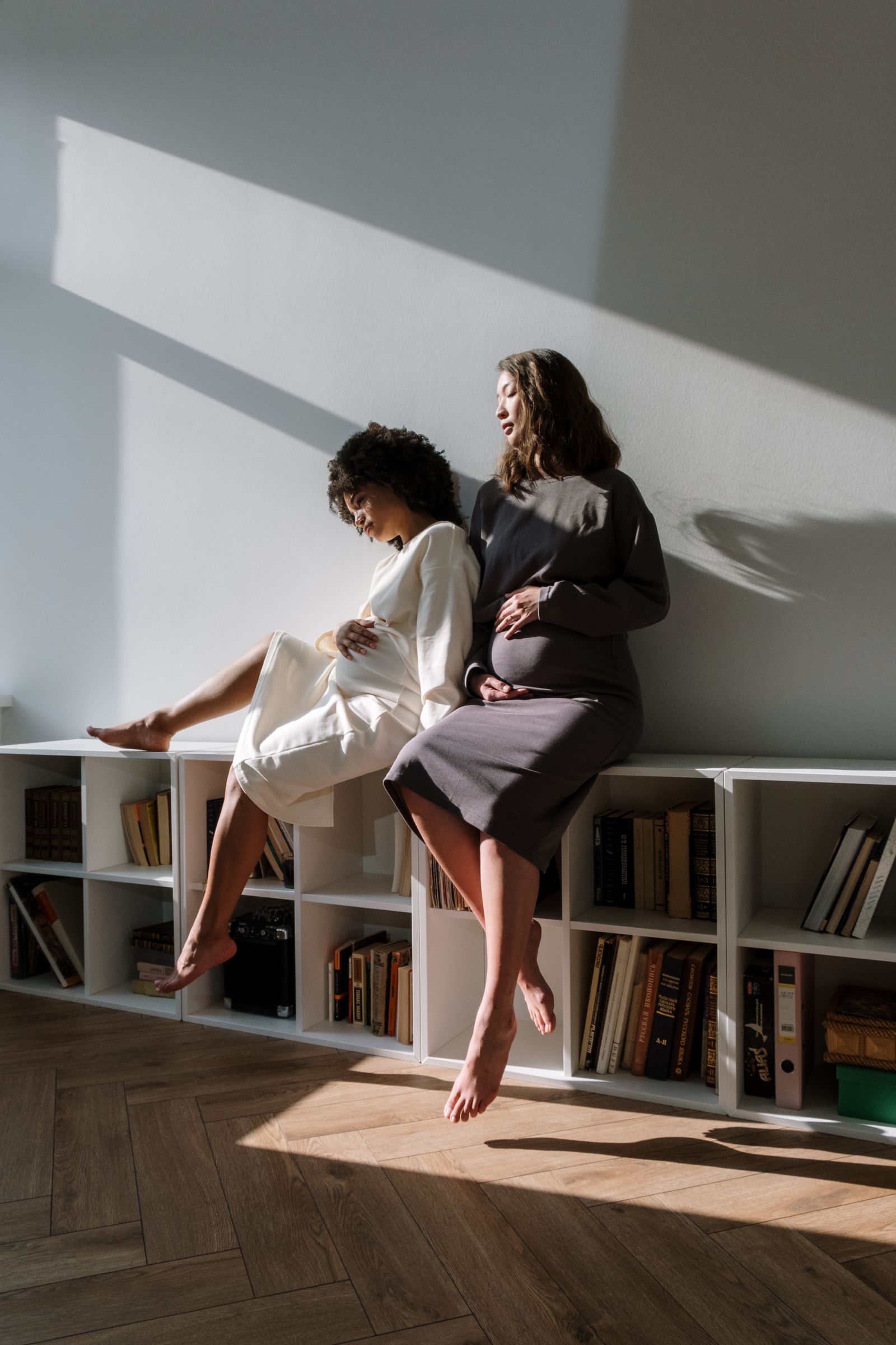 Future maman accompagnée dans la chambre de bébé