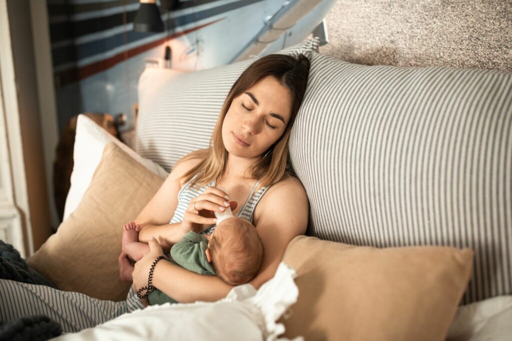 Maman allongée avec son bébé