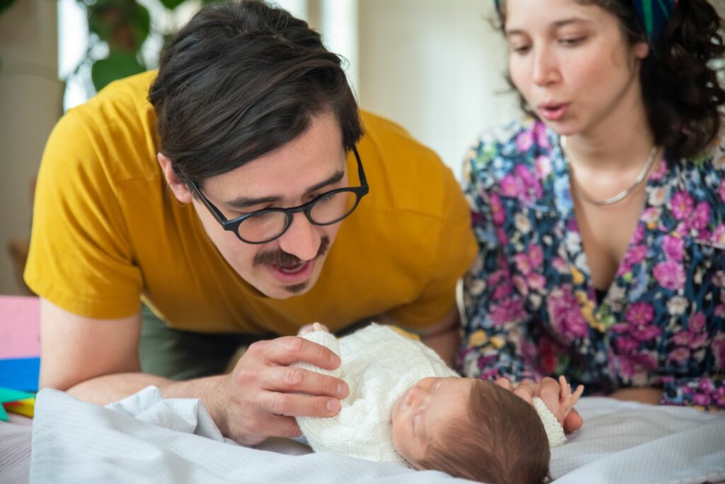Parents penchés sur leur nouveau-né