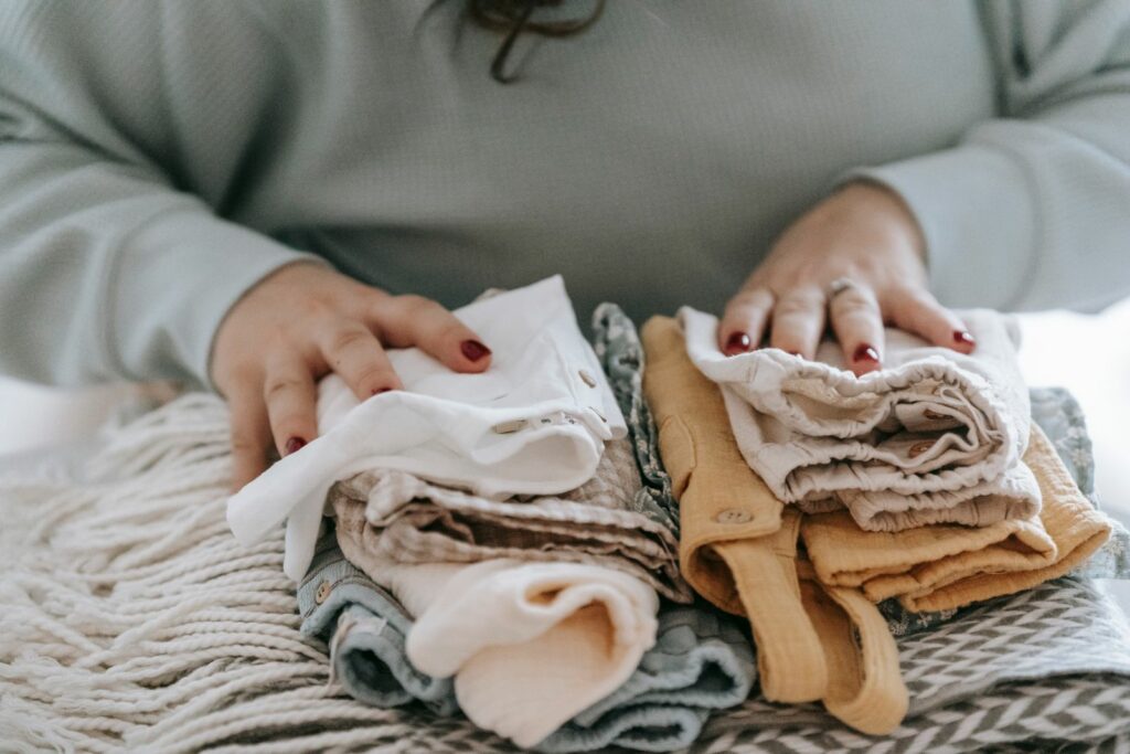 Vêtements de bébé pliés